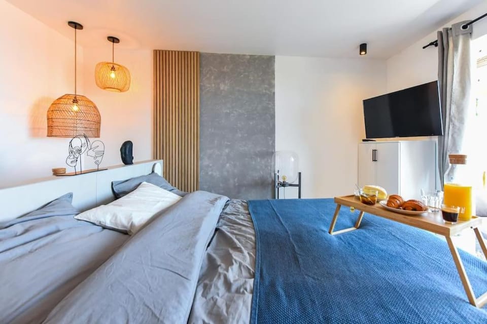 Bed, TV and multimedia, Photo of the whole room, Bedroom