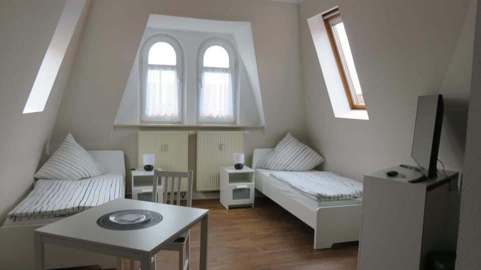 TV and multimedia, Living room, Seating area, Bedroom