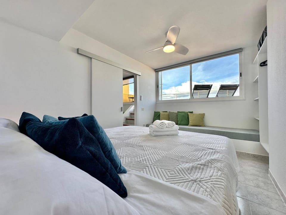 Bed, Bedroom, towels