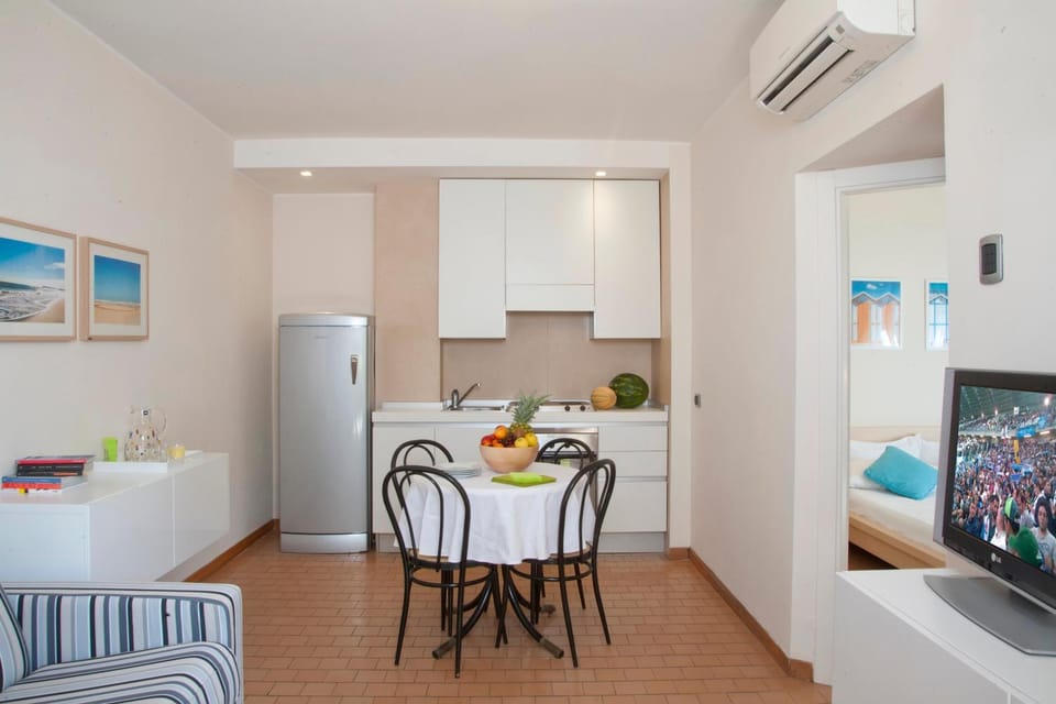 Kitchen or kitchenette, Seating area, Dining area