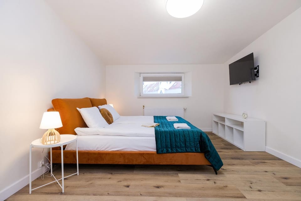 Bed, TV and multimedia, Bedroom