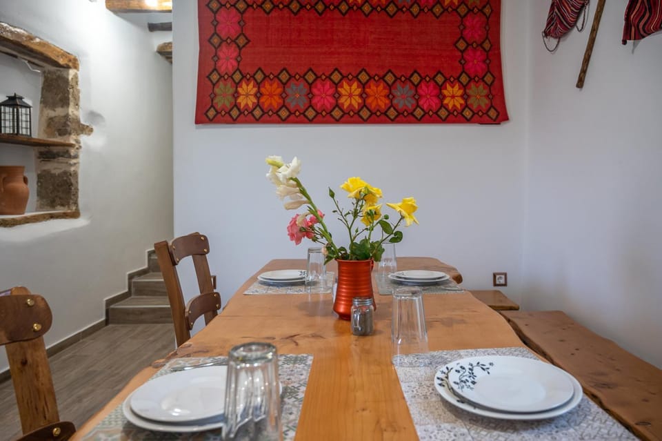Living room, Food and drinks, Seating area, Dining area, Food