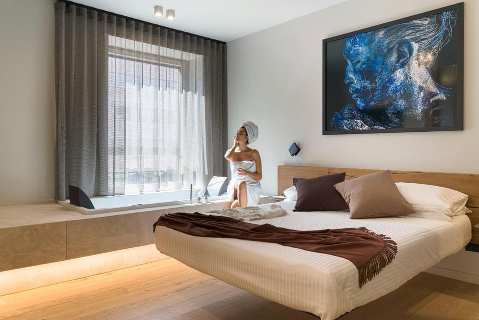 Bed, Hot Tub, Bedroom