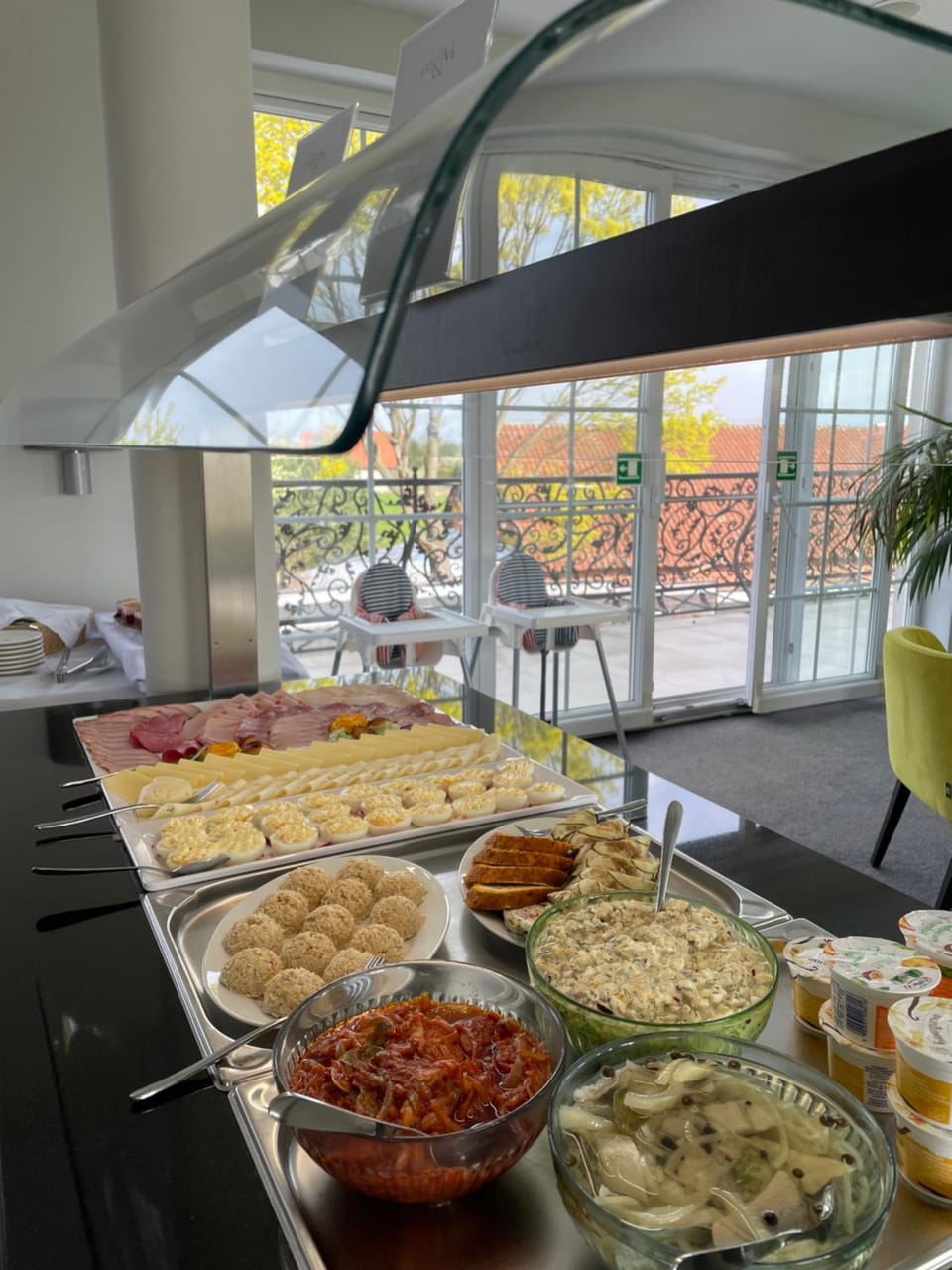 Restaurant/places to eat, Buffet breakfast