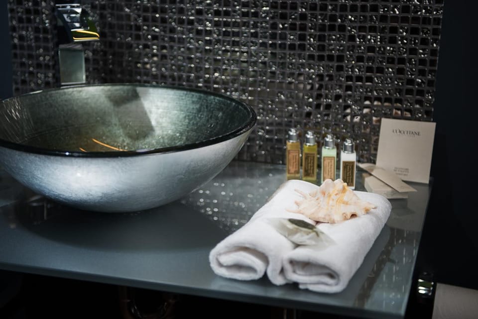 Bathroom, towels
