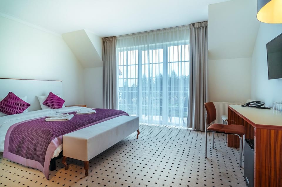 Bed, TV and multimedia, Photo of the whole room, Bedroom, towels
