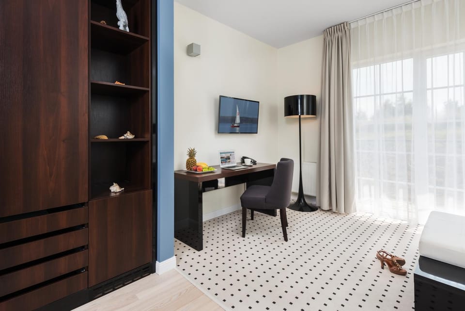TV and multimedia, Seating area, hair dresser, air conditioner