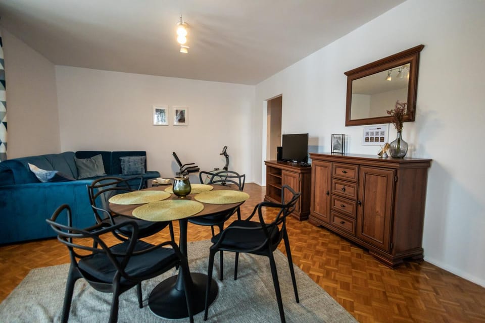 TV and multimedia, Living room, Seating area, Dining area