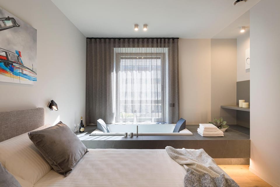 Bed, Hot Tub, Photo of the whole room, Bedroom