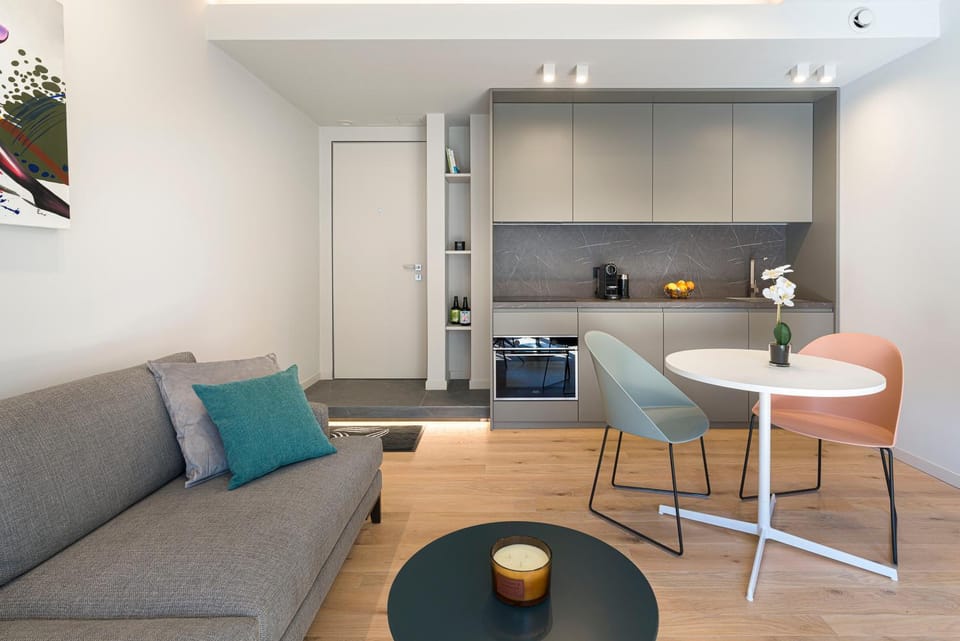 Kitchen or kitchenette, Living room, Seating area, Dining area, minibar
