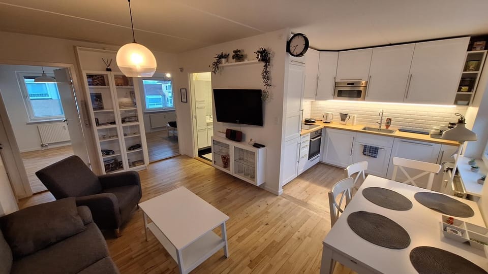 TV and multimedia, Kitchen or kitchenette, Living room, Seating area, Dining area, furniture, microwave, stove