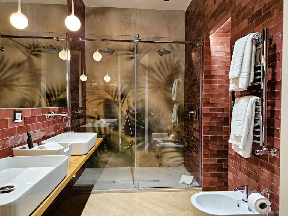 Shower, Toilet, Bathroom, towels