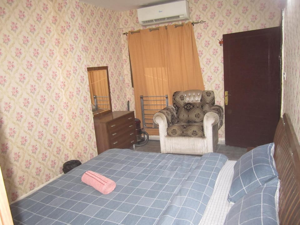Bed, Photo of the whole room, Seating area, Bedroom, wardrobe, air conditioner