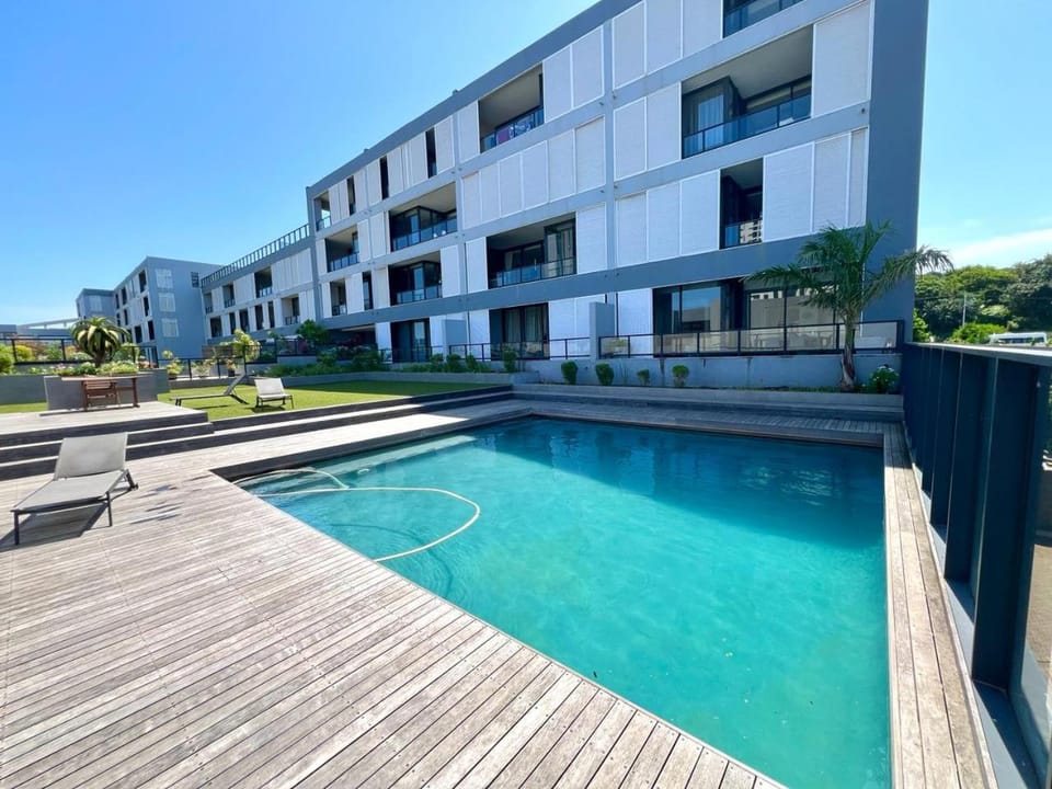 Property building, Balcony/Terrace, Pool view, Swimming pool, Swimming pool