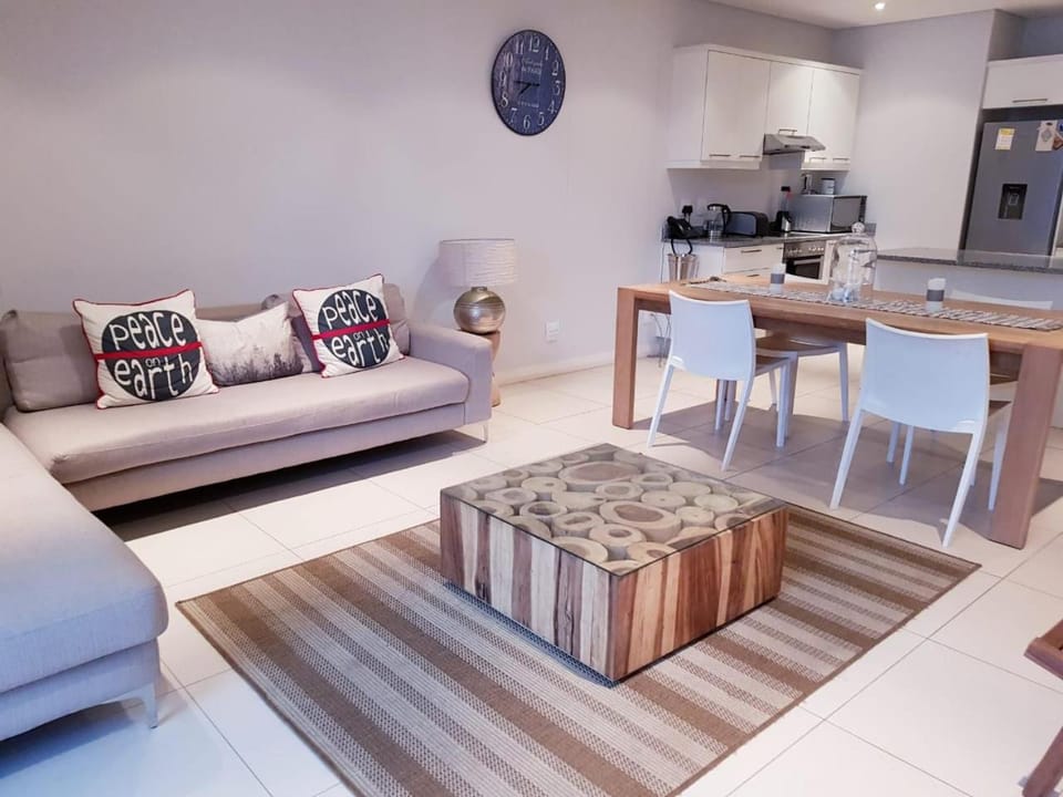 Coffee/tea facilities, Kitchen or kitchenette, Seating area, minibar, stove