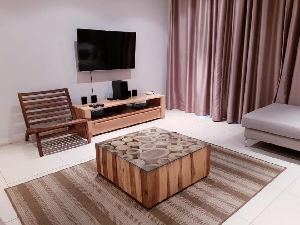Communal lounge/ TV room, Bed, Living room, Photo of the whole room, Evening entertainment, Bedroom