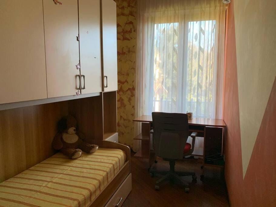 Photo of the whole room, Bedroom