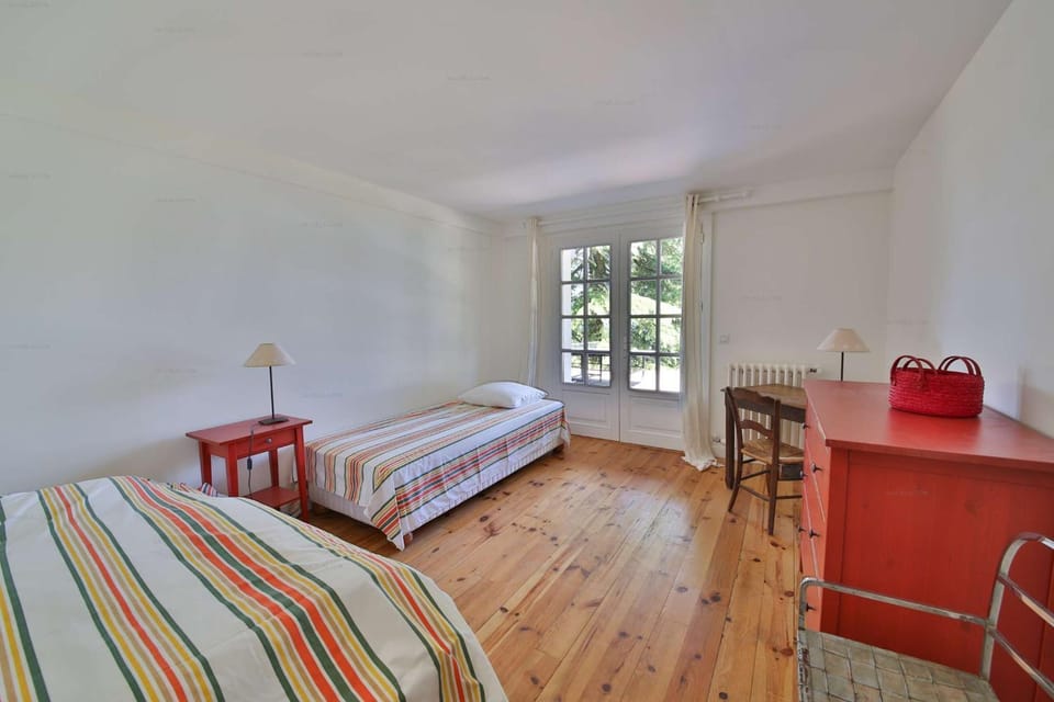 Bed, Living room, Photo of the whole room, Bedroom, hair dresser