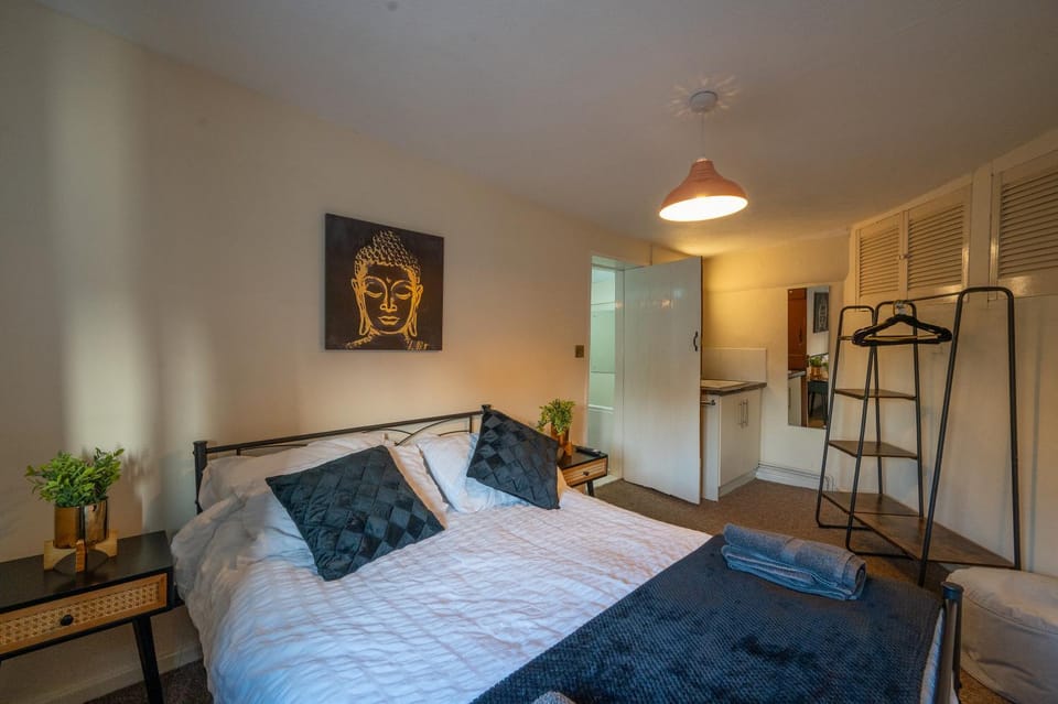 Photo of the whole room, Bedroom