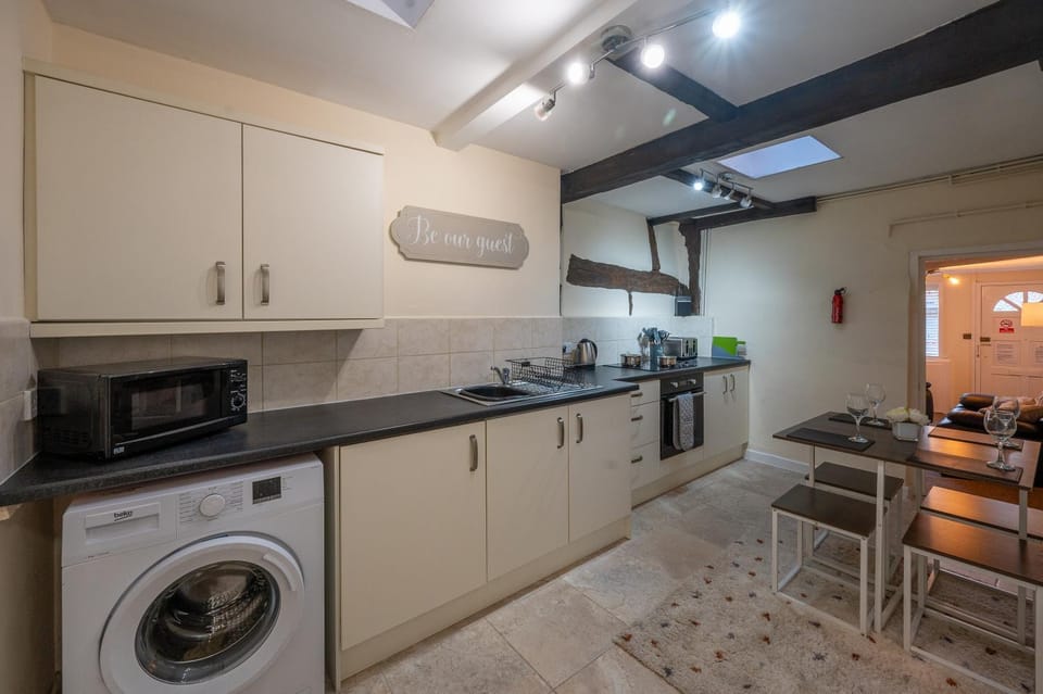 Kitchen or kitchenette, Dining area, minibar, pet friendly, stove, toaster, washing machine