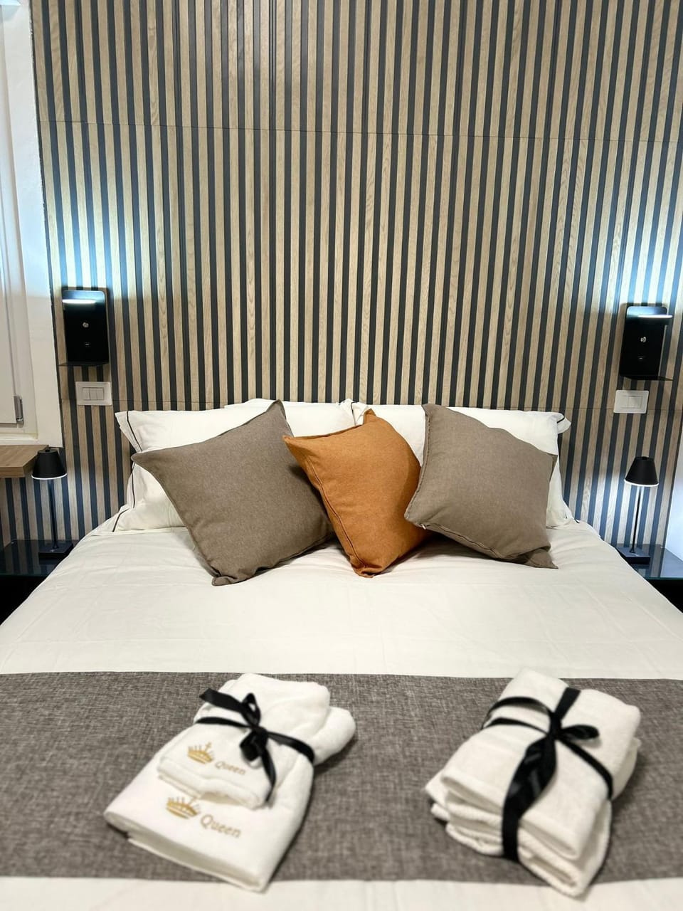 Bed, Photo of the whole room, towels