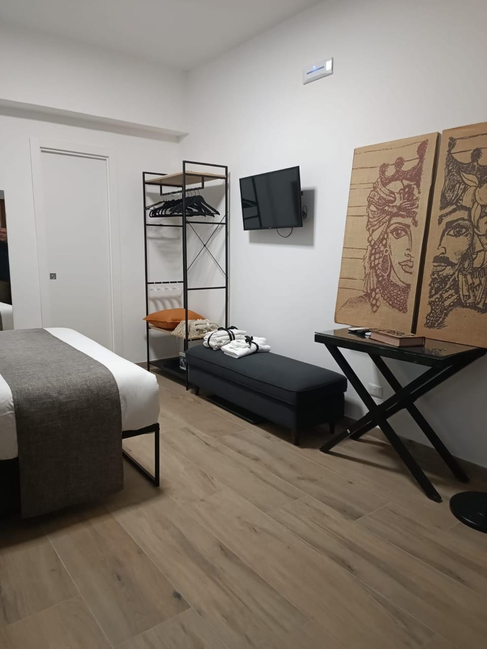 Bed, TV and multimedia, Photo of the whole room, Seating area, Evening entertainment