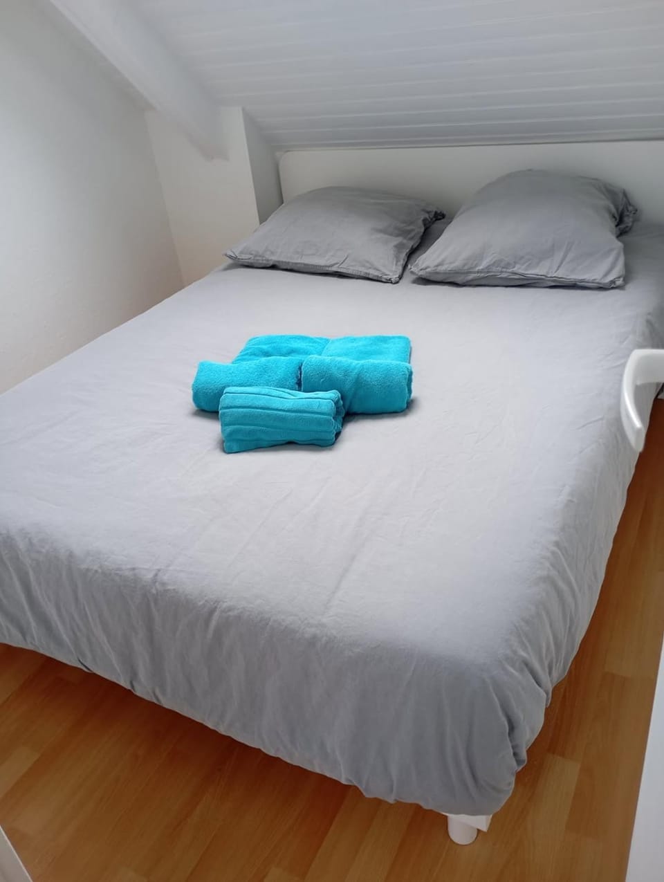 Bed, Photo of the whole room, Bedroom, towels