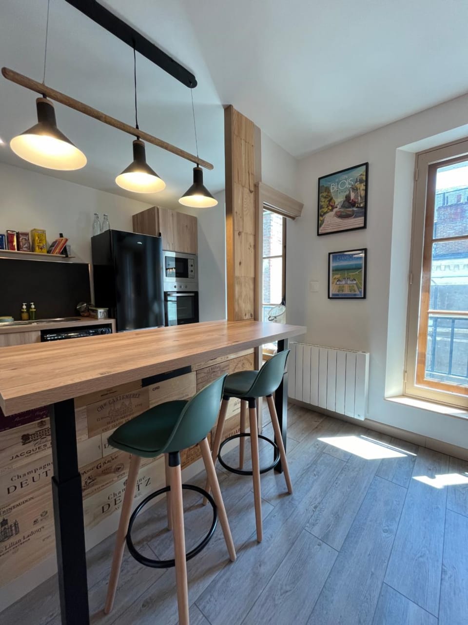 Kitchen or kitchenette, Lounge or bar, Dining area, stove