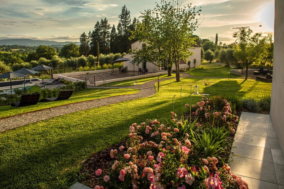 Property building, Nearby landmark, Spring, Day, Natural landscape, Garden, Garden view
