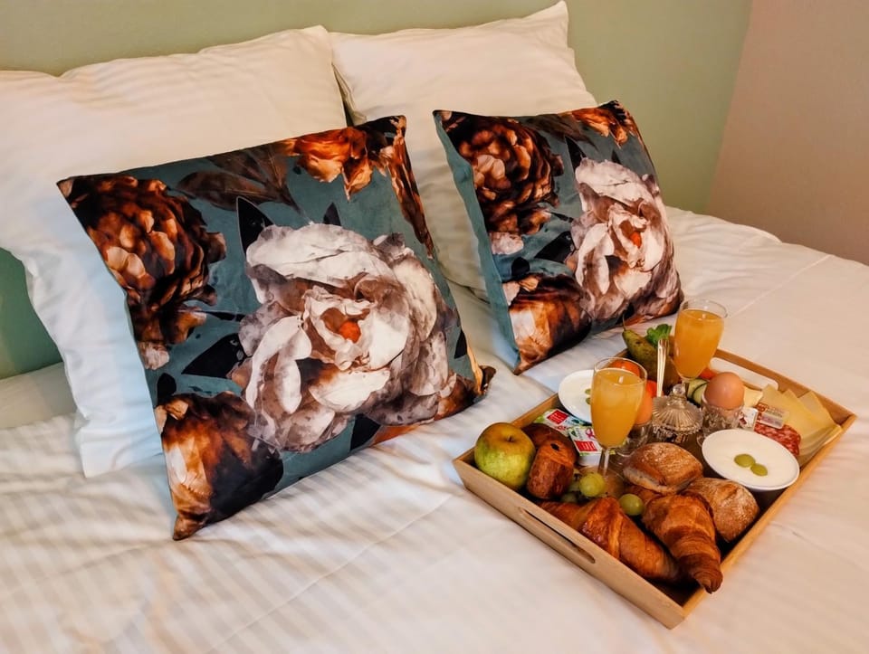 Bed, Food and drinks, Decorative detail, Bedroom, Breakfast, Continental breakfast