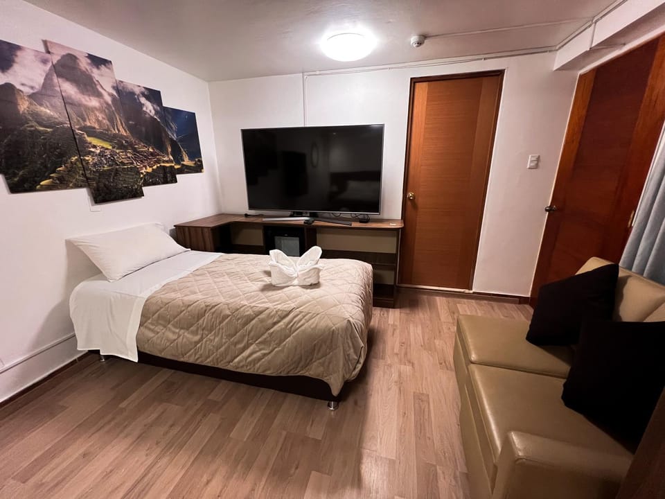 Bed, TV and multimedia, Photo of the whole room, Bedroom, safe, towels, wardrobe