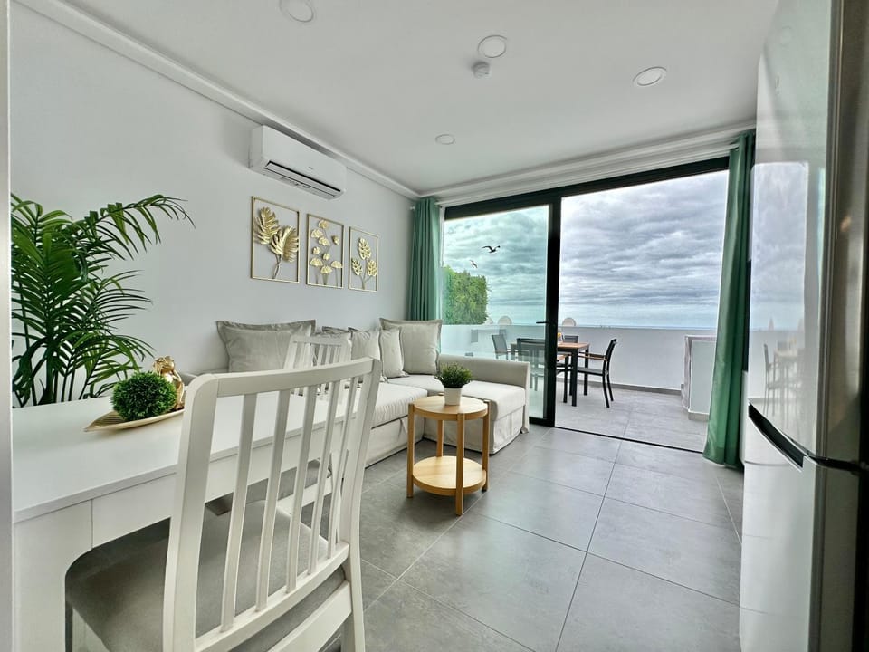 View (from property/room), Balcony/Terrace, Living room, Seating area, Dining area, Sea view, air conditioner