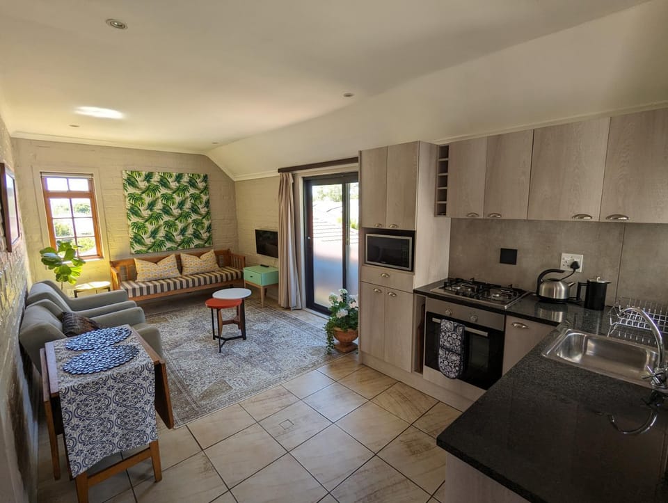 Kitchen or kitchenette, Living room, Seating area, minibar, pet friendly, stove, toaster