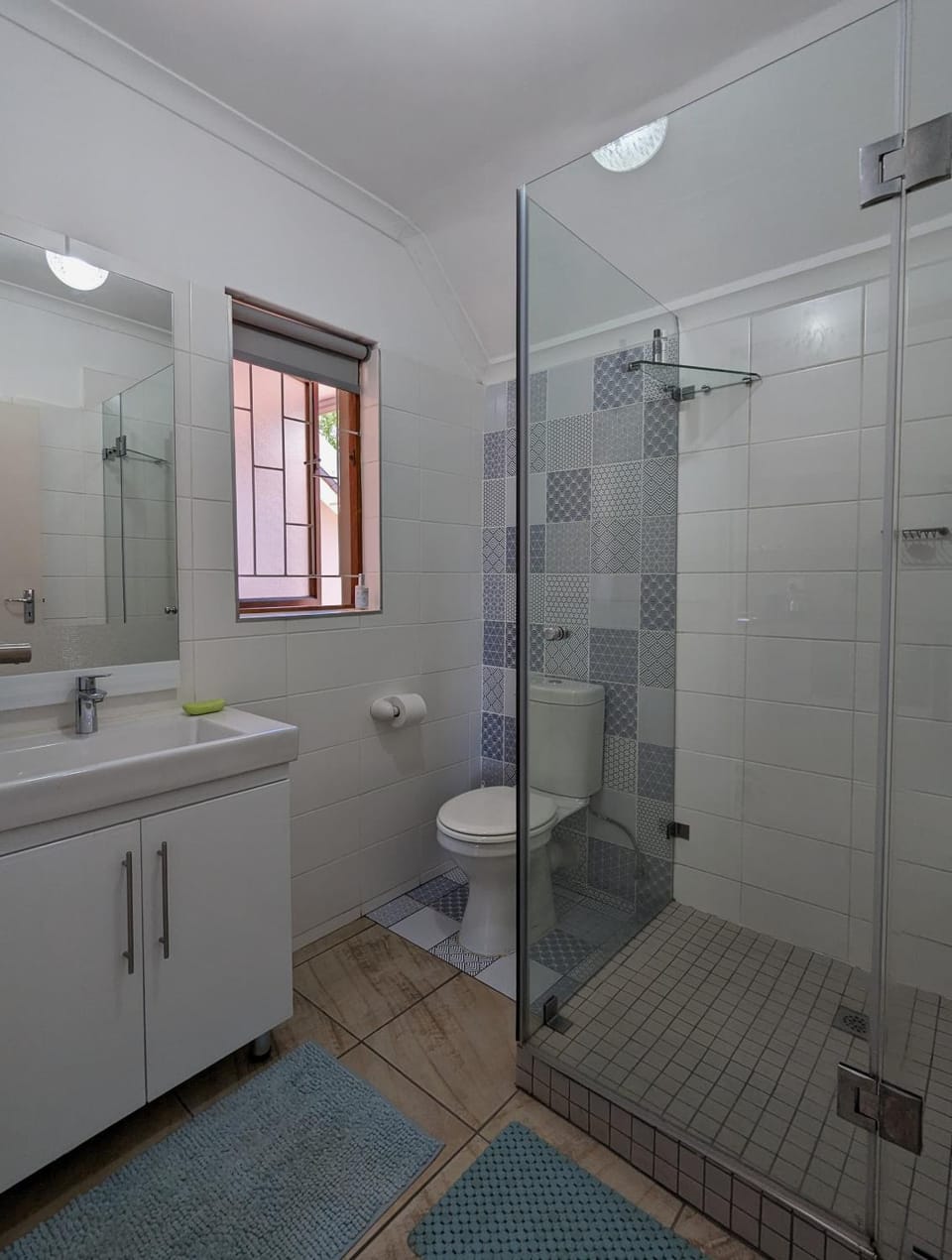 Shower, Toilet, towels