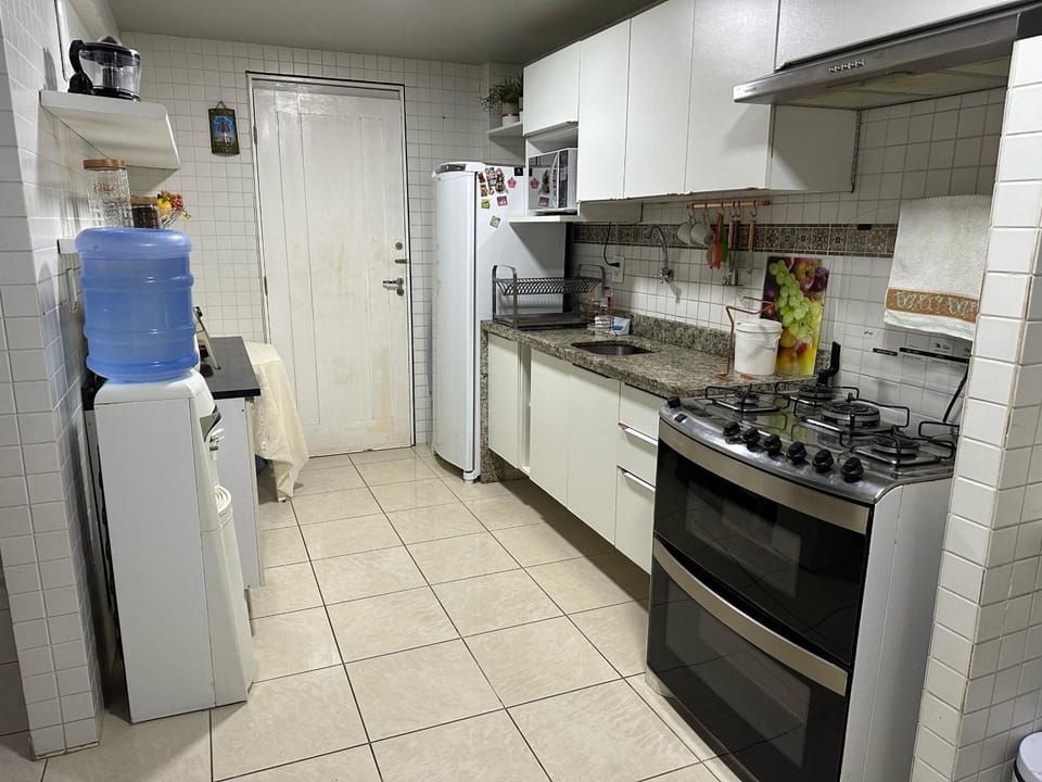 Kitchen or kitchenette, Drinks, stove, kitchen