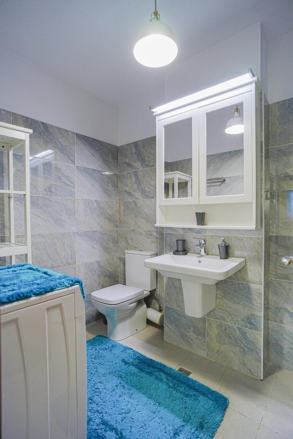 Toilet, Bathroom, towels, washing machine