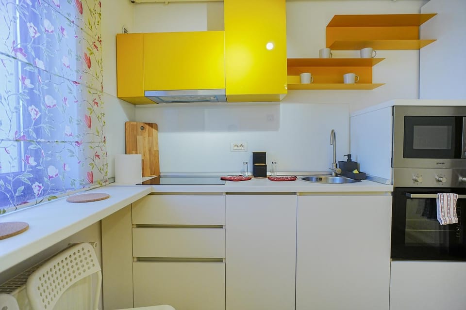 Kitchen or kitchenette, microwave, oven, stove