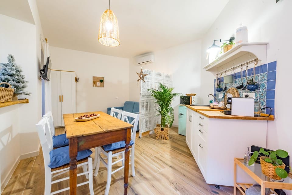 Coffee/tea facilities, Living room, Seating area, Dining area, stove