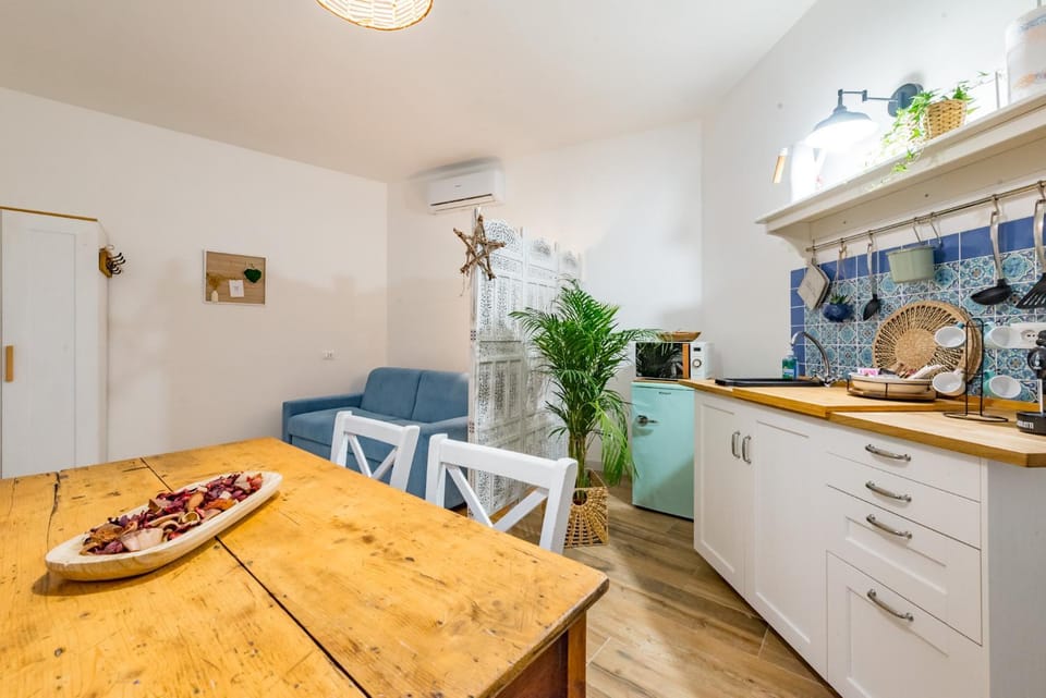 Kitchen or kitchenette, Living room, Seating area, Dining area, oven