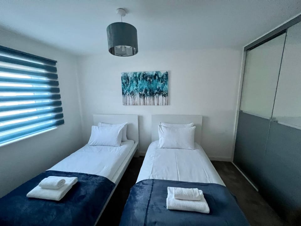 Bed, Bedroom, towels