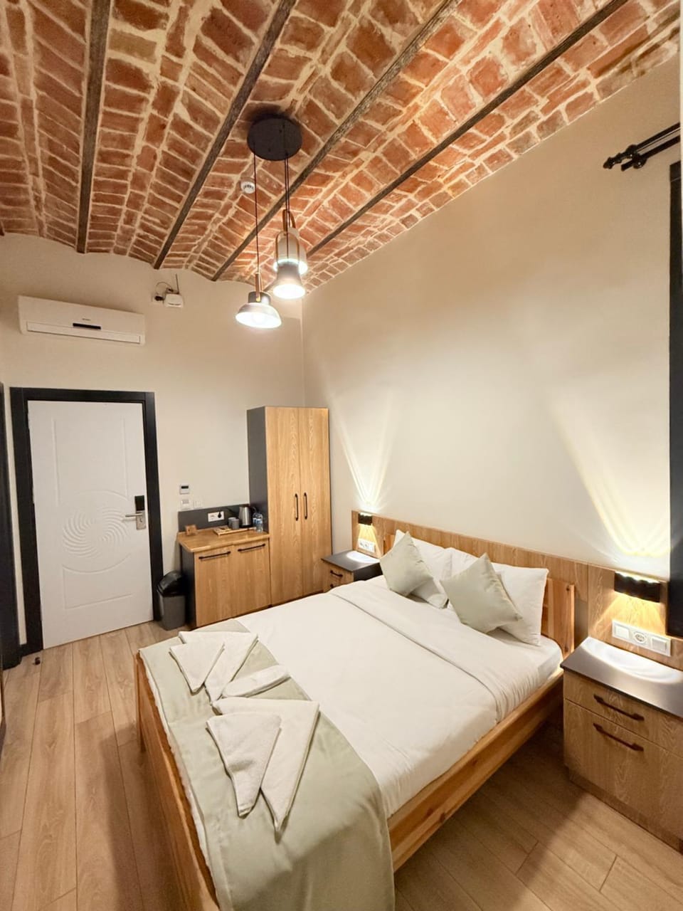 Communal lounge/ TV room, Bed, TV and multimedia, Photo of the whole room, Evening entertainment, Bedroom, Drinks, Non alcoholic drinks, heating, wardrobe, air conditioner