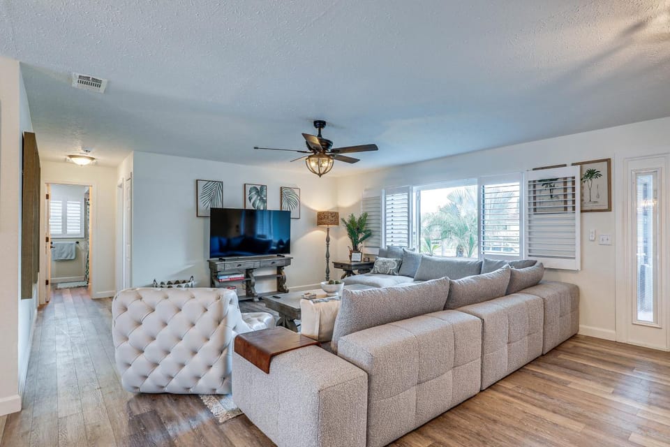 3 Mi to Apollo Beach Preserve! Home w/ Heated Pool House in Apollo Beach