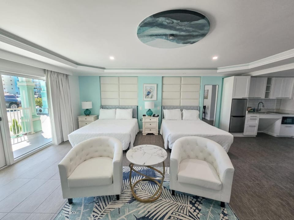 Kitchen or kitchenette, Seating area, Bedroom