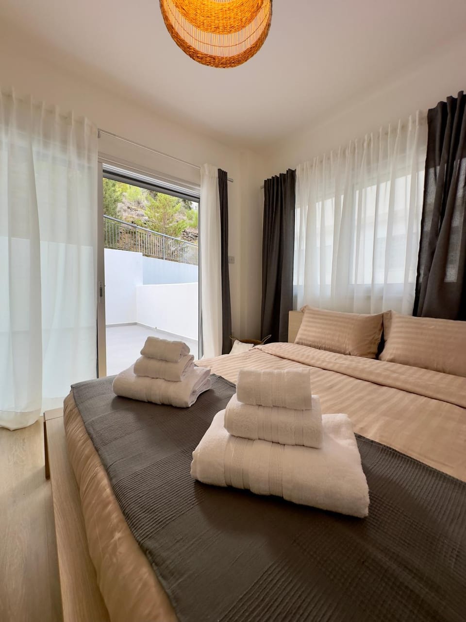 Bed, towels