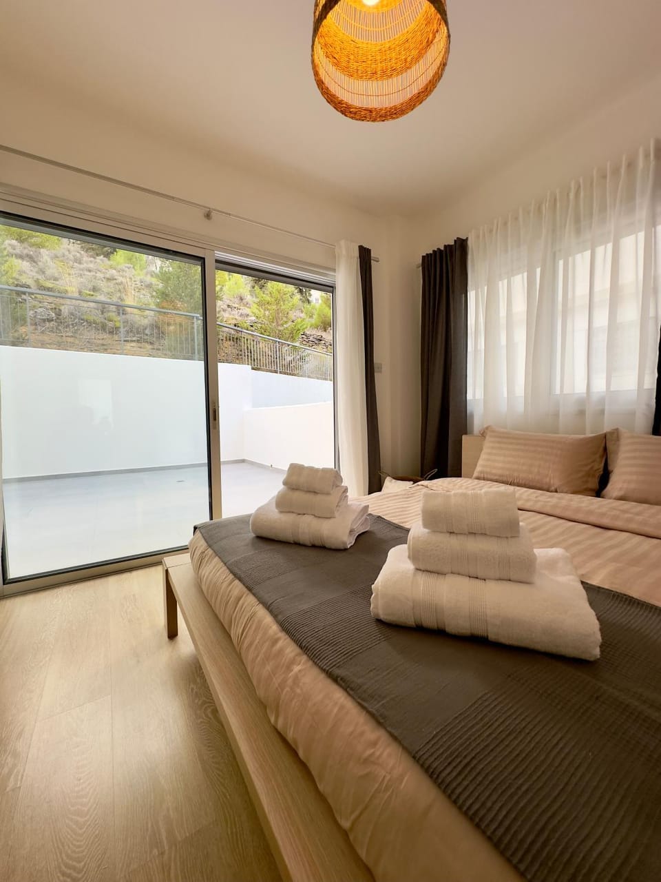 Bed, Bedroom, towels
