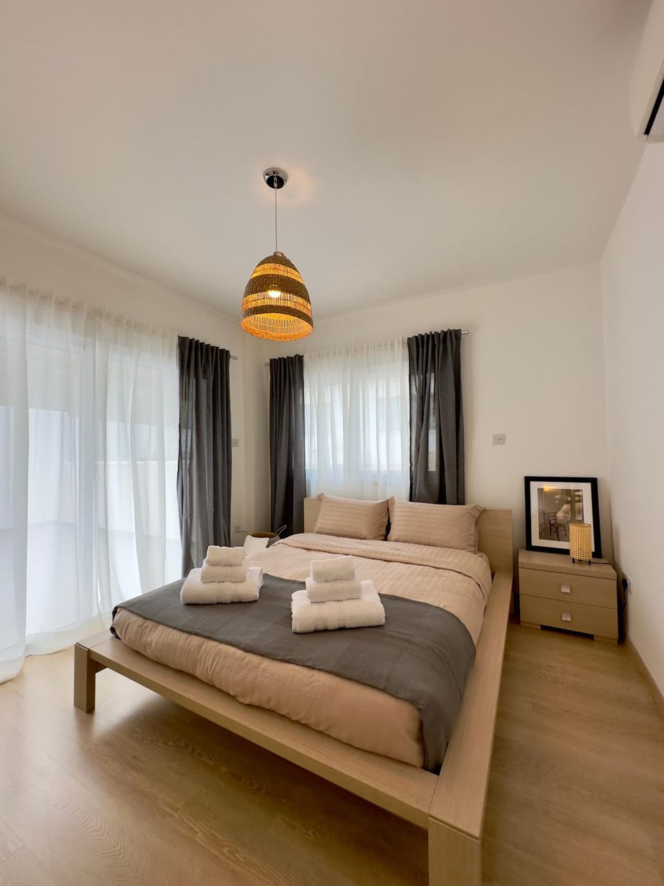 Bed, Photo of the whole room, towels