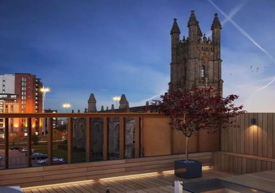 Property building, Nearby landmark, Night, Balcony/Terrace, Balcony/Terrace, City view