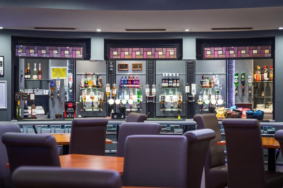 Restaurant/places to eat, Food and drinks, Area and facilities