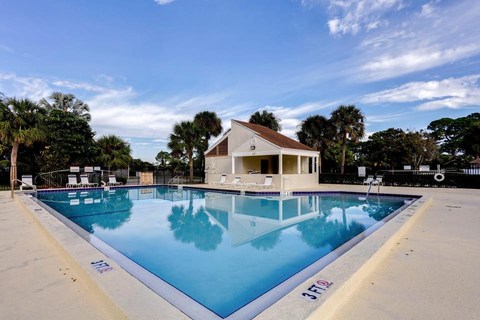 5 Mi to Beach: Jupiter Townhome w/ Pool Access House in Jupiter