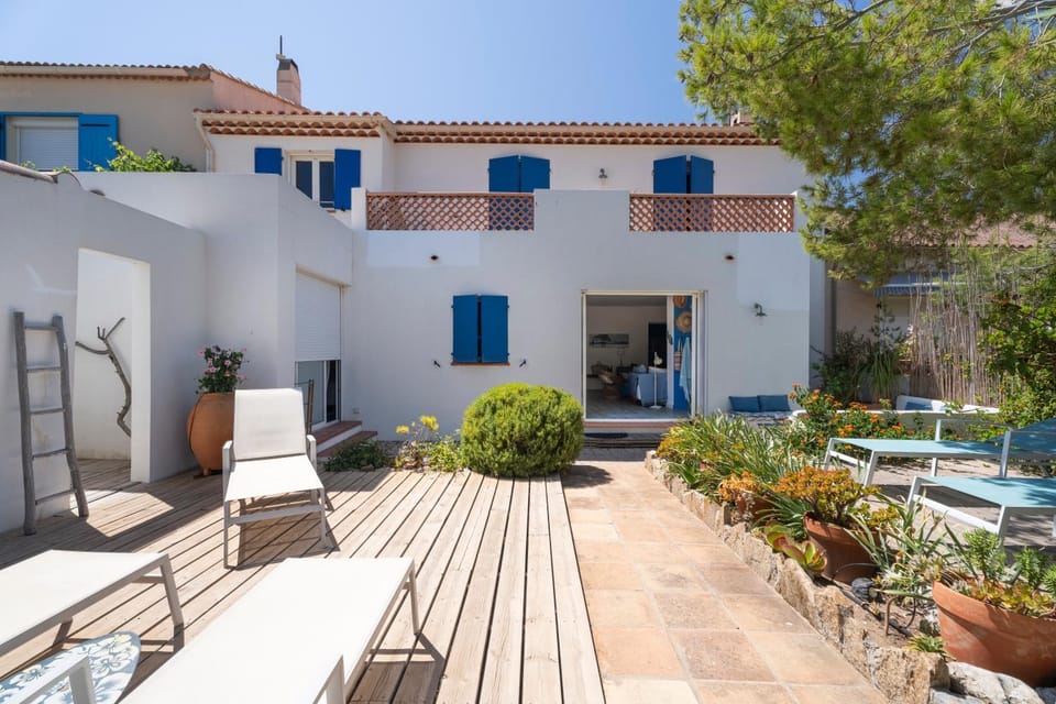 Property building, Balcony/Terrace, Living room